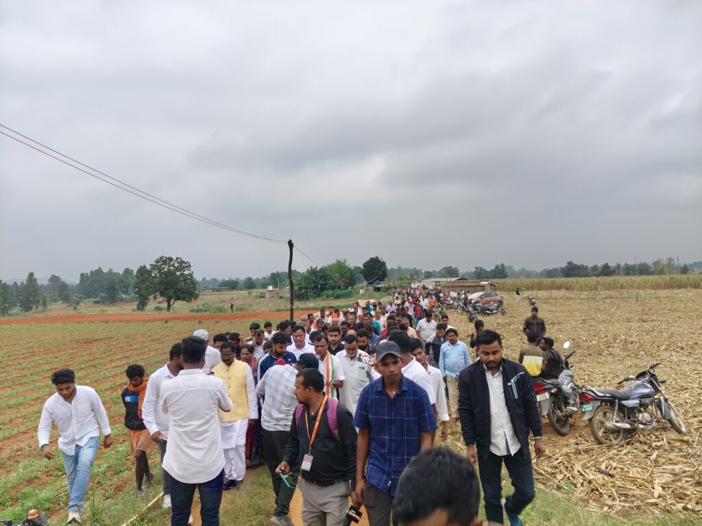 बलरामपुर कांड : एसडीएम की मौजूदगी में शव को दफनाया, कृषि मंत्री ने पांच लाख देने का दिया आश्वासन