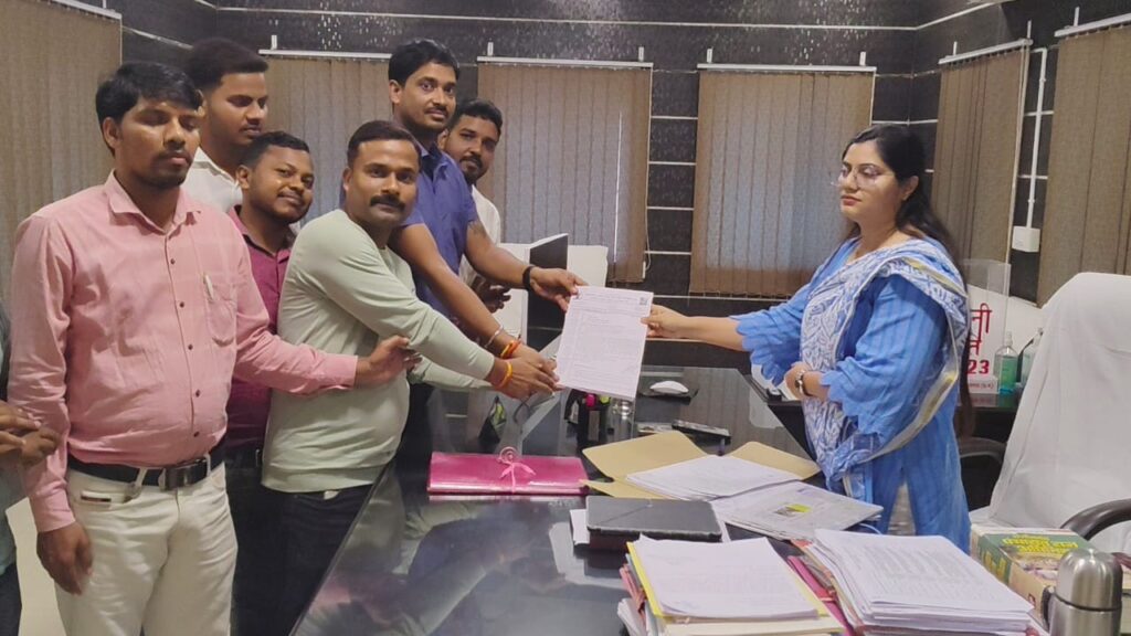 मनरेगा के दैनिक वेतन कर्मियों को 14 माह से नहीं मिली श्रम सम्मान राशि, सीईओ को सौंपा ज्ञापन