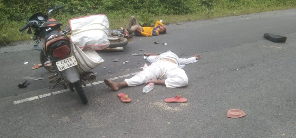 दो बाइकों की आमने-सामने टक्कर में एक की मौके पर ही दर्दनाक मौत, दो घायल