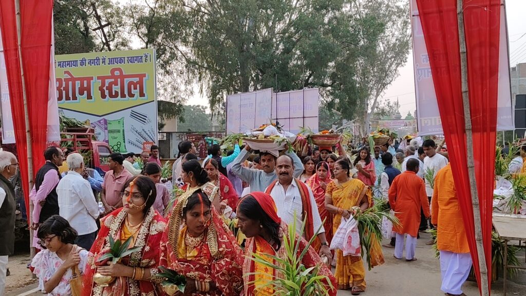 रामानुजगंज में बिखरी छठ की छटा, व्रतियों ने अस्ताचलगामी भगवान भास्कर को दिया अर्घ्य, कृषि मंत्री और सरगुजा सांसद भी रहे मौजूद