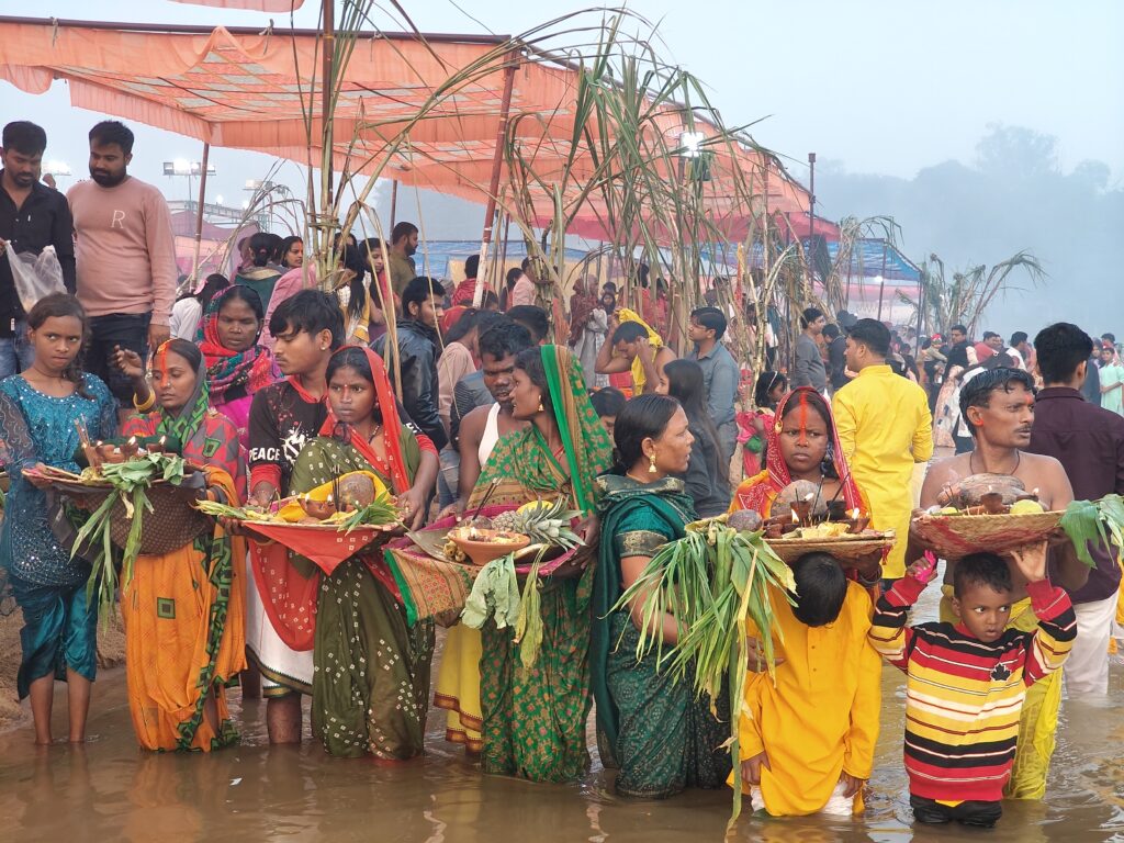 रामानुजगंज में उगते सूर्य को छठ व्रतियों ने दिया अर्घ्य, छठ घाट में दिखा अदभुत नजारा