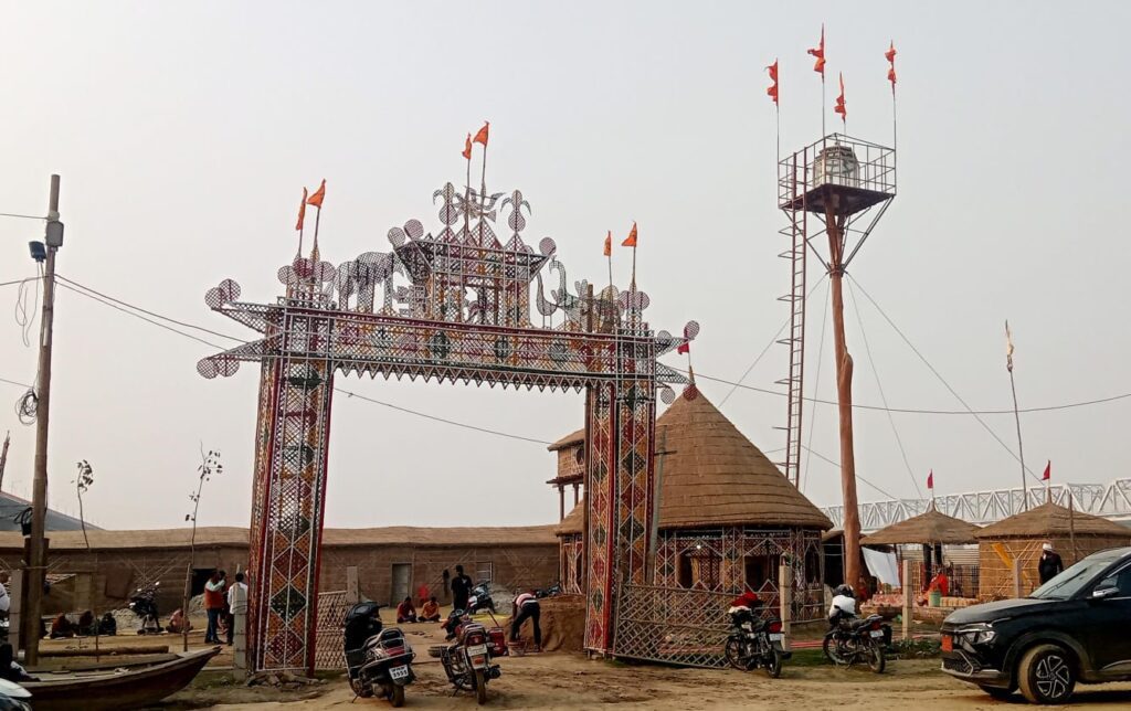 Maha Kubh 2025: देवरहा बाबा के मचान के पास 18 वर्ष से लगातार जल रही श्री राम अखंड ज्योति