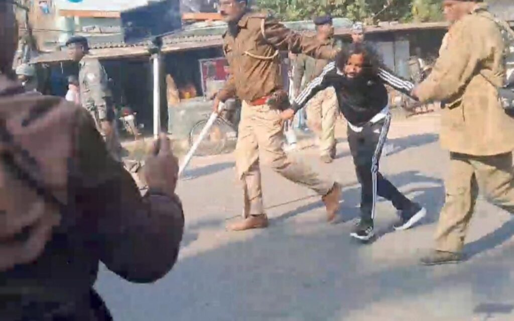 जेएलकेएम के छात्र नेता देवेंद्रनाथ हिरासत में, छात्रों पर लाठीचार्ज