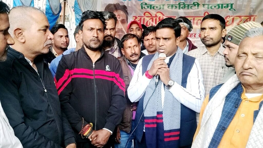 ऑटो चालकों का आन्दोलन पांचवे दिन जारी, विधायक आलोक ने किया समर्थन