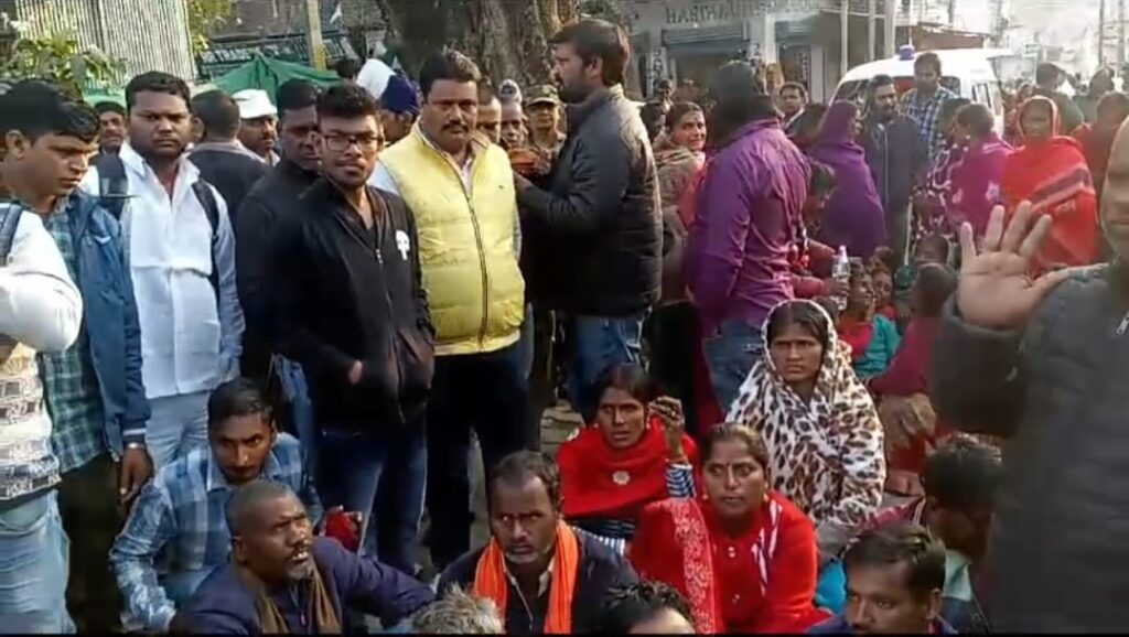 भड़का आक्रोश : बेटी दो या सदर एसडीओ अशोक कुमार को फांसी दो