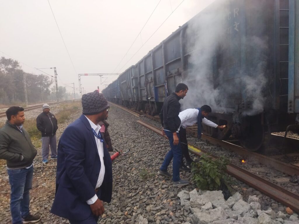 पलामू में कोयला लोड मालगाड़ी के डिब्बे में लगी आग