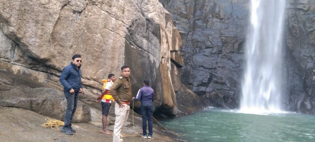 नए साल के जश्न पर पसरा मातम, पवई फॉल में नहाने के दौरान डूबा युवक, नहीं मिला शव, तलाश जारी