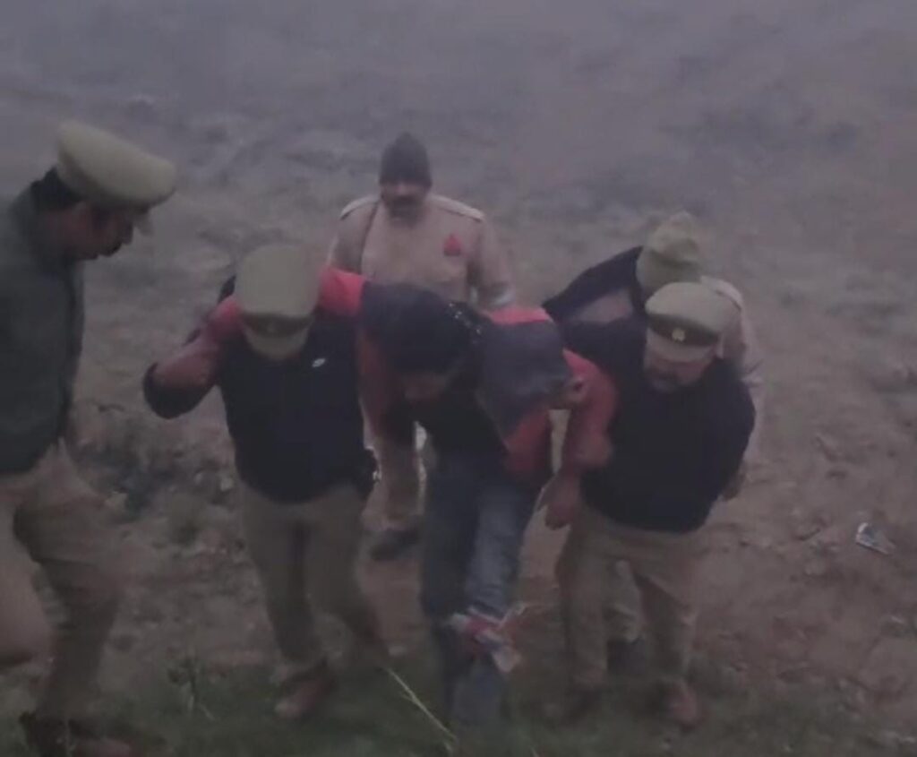 बलिया : डबल मर्डर का मुख्य आरोपित पुलिस मुठभेड़ में गिरफ्तार, पैर में लगी गोली