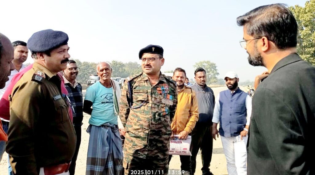 रिटायर्ड फौजी नशे में वर्दी पहनकर सीओ और थाना प्रभारी से भिड़ा