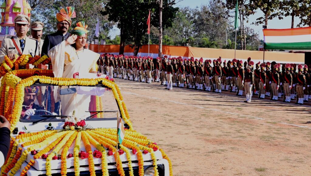 बलरामपुर में गणतंत्र दिवस का भव्य आयोजन, कैबिनेट मंत्री लक्ष्मी राजवाड़े ने किया ध्वजारोहण, परेड की सलामी ली