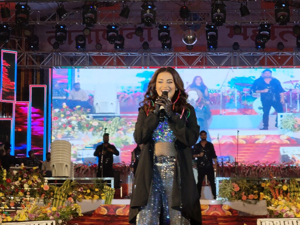 तातापानी महोत्सव में भोजपुरी सिने स्टार अक्षरा सिंह ने बिखेरा जलवा, एक्ट्रेस की एक झलक देखने बेकाबू हुए दर्शक