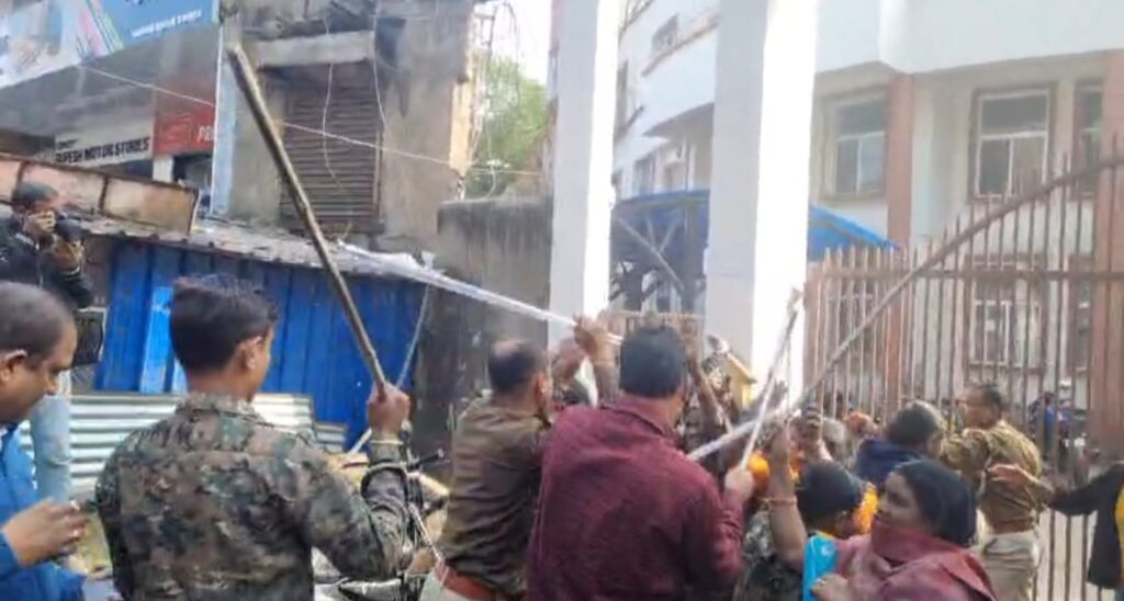 हत्या के बाद बवाल, पुलिस ने भांजी लाठियां