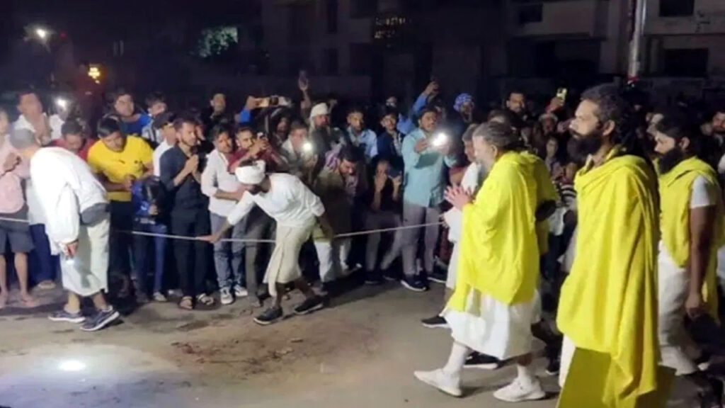 वृंदावन : सोसाइटी के अध्यक्ष की माफी के बाद पुराने रूट से निकली प्रेमानंद महाराज की पदयात्रा