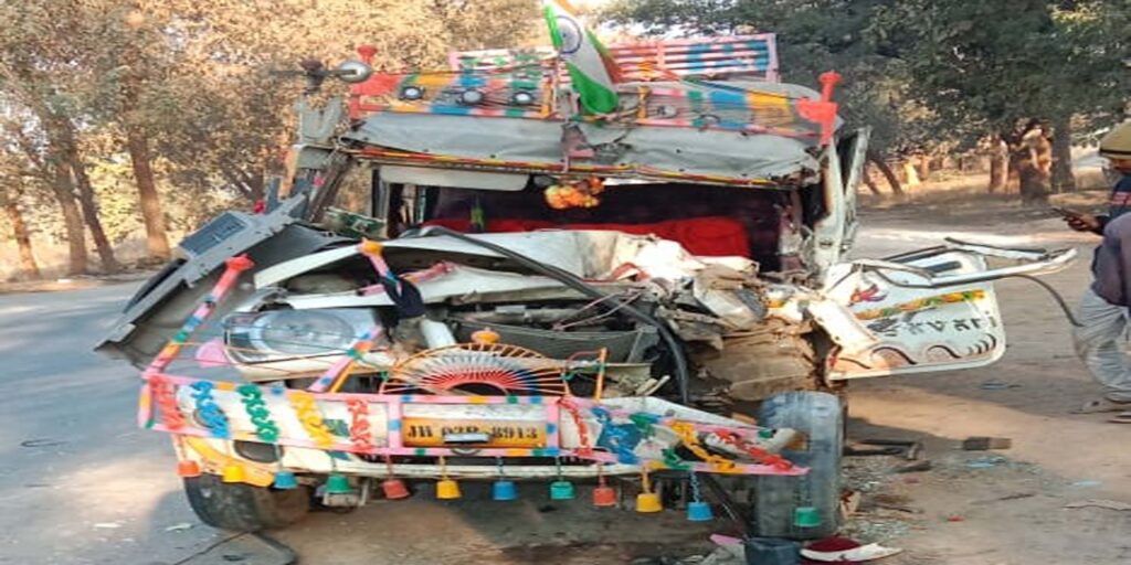 ट्रक से टकराई यात्री गाड़ी, 1 की मौत, 12 से अधिक घायल