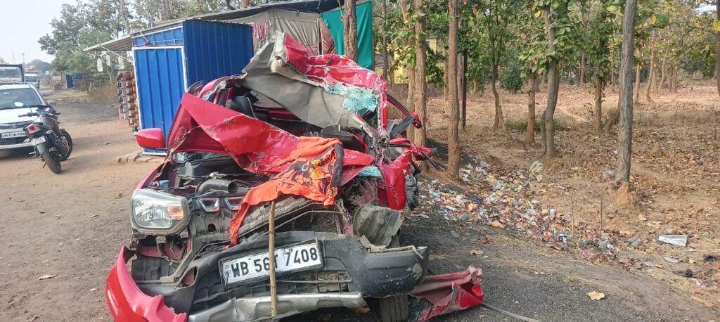 प्रयागराज महाकुंभ से लौट रहे श्रद्धालुओं की कार सड़क किनारे खड़े ट्रक से टकराई, दो की मौत