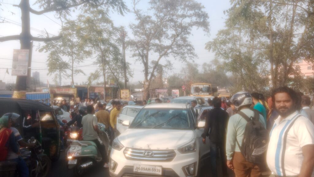 रामगढ़ में बदमाशों ने लूटी कार