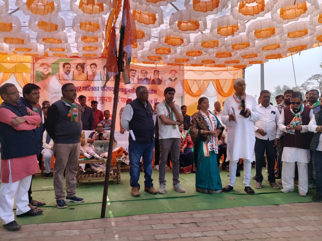 रामानुजगंज में आयोजित नुक्कड़ सभा में शामिल हुए पूर्व उप मुख्यमंत्री टीएस सिंहदेव, साधा भाजपा पर निशाना