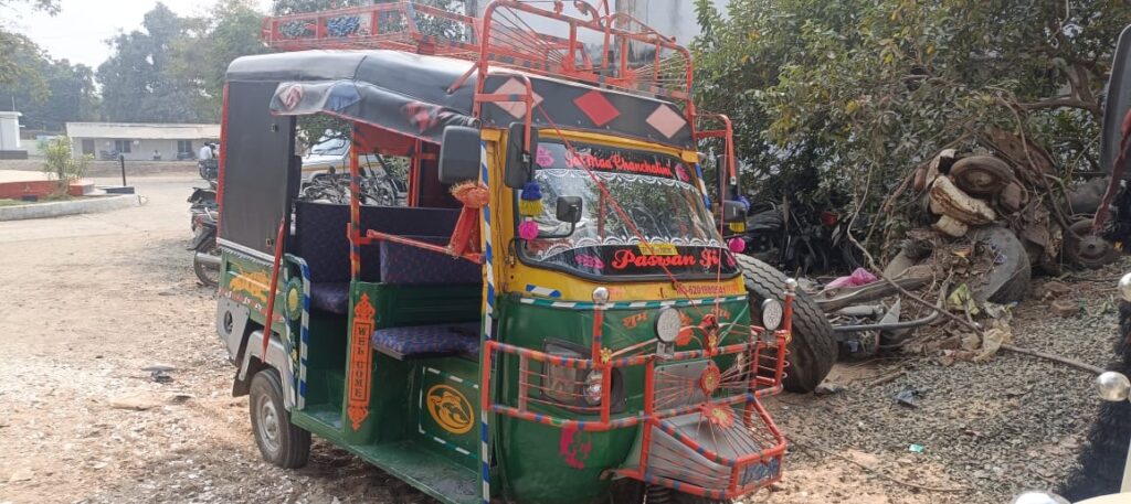 ऑटो पलटने से कई परीक्षार्थी घायल, इलाज के दौरान एक छात्रा की मौत