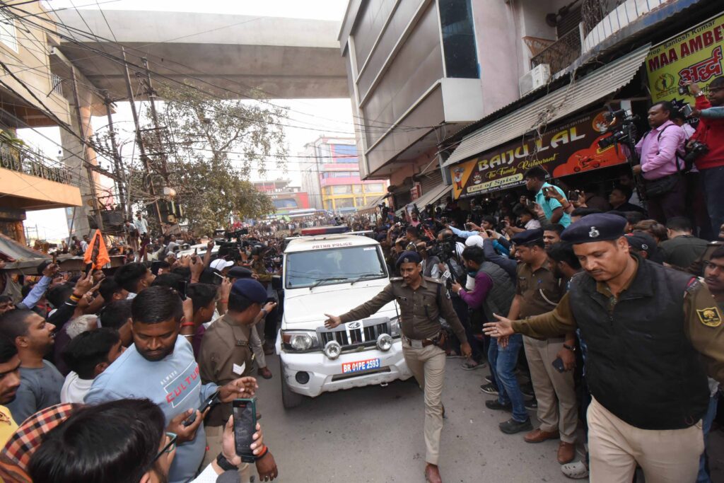 पुलिस और अपराधियों के बीच मुठभेड़ में चार बदमाशों को पकड़ने में पुलिस ने सफलता पाई