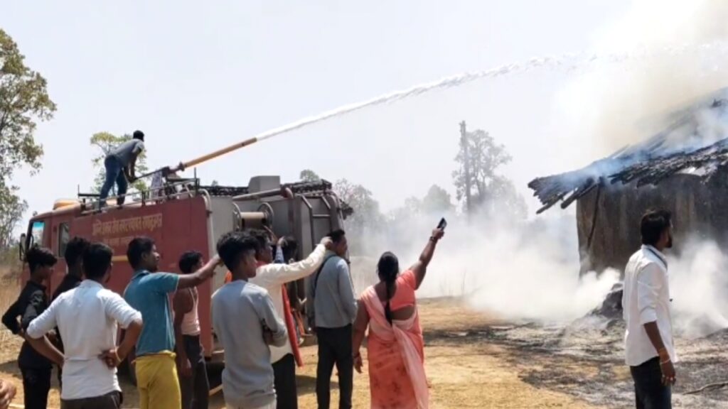 रामानुजगंज : खलिहान में रखी जौ और सरसो की फसल में लगी आग, दमकल टीम ने पाया काबू