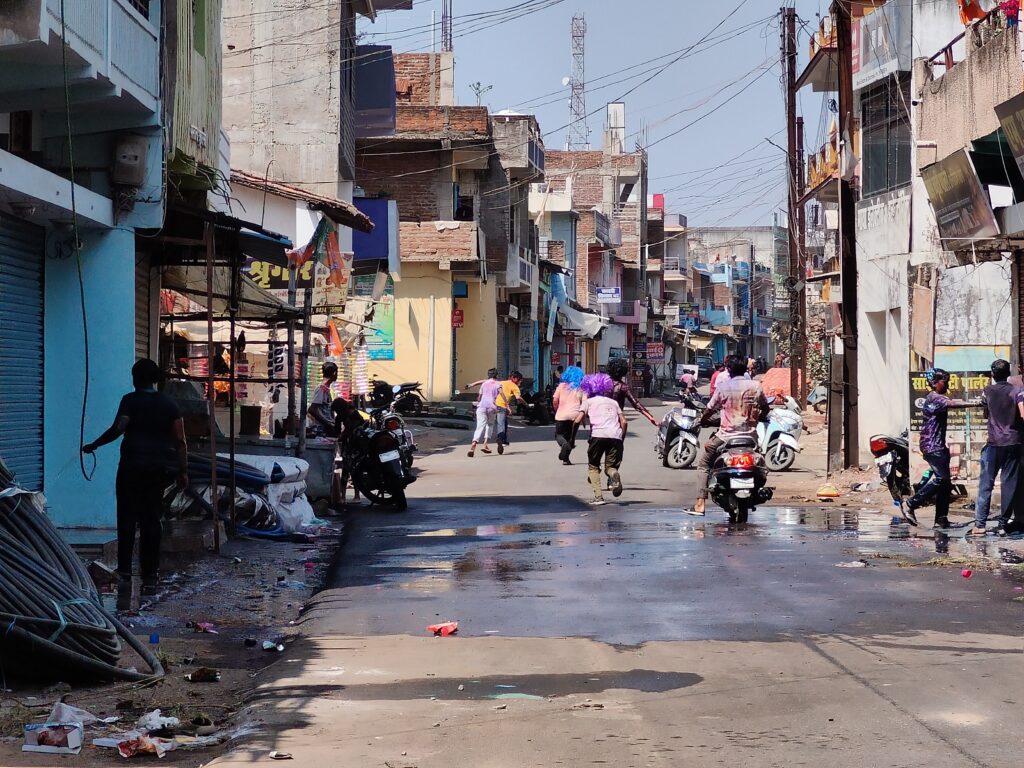 रामानुजगंज में होली की धूम, जमकर उड़े रंग और गुलाल