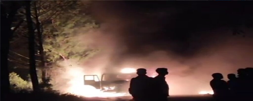 सड़क दुर्घटना में एक की मौत, नाराज ग्रामीणों ने लगाई हाइवा में आग