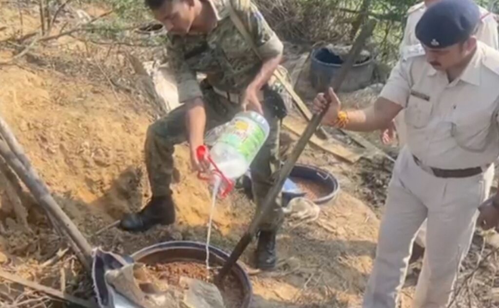 उत्पाद विभाग की छापेमारी में 10 अवैध शराब अड्डे नष्ट, छह पर केस