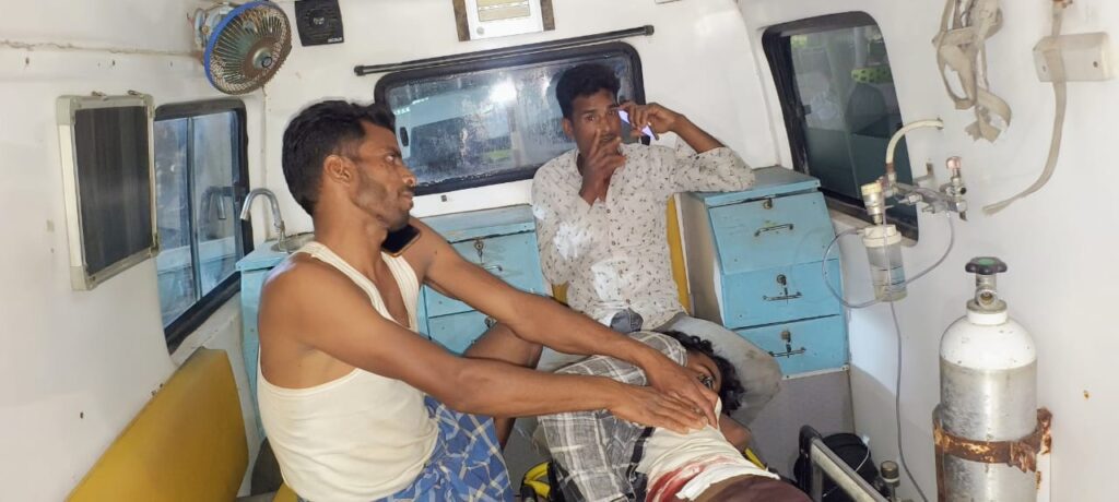 नक्सलियों ने लेवी के लिए किया अंधाधुंध फायरिंग, एक मजदूर घायल