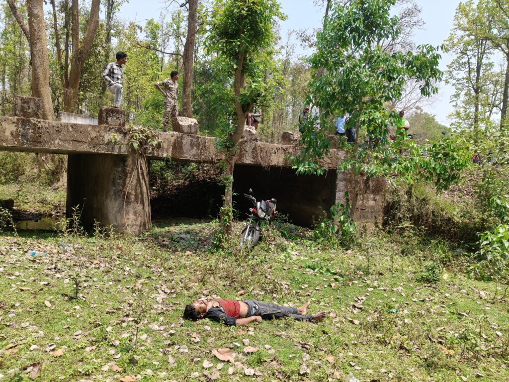 बलरामपुर : अनियंत्रित होकर पुल के नीचे बने नाले में जा गिरी मोटरसाइकिल, युवक की मौत