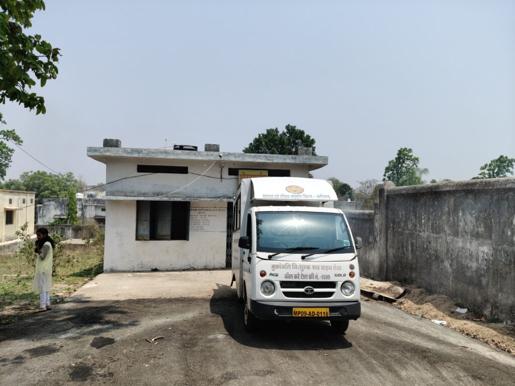 बलरामपुर : पिकअप वाहन पलटने से एक की मौत, आधा दर्जन लोग घायल, चालक फरार