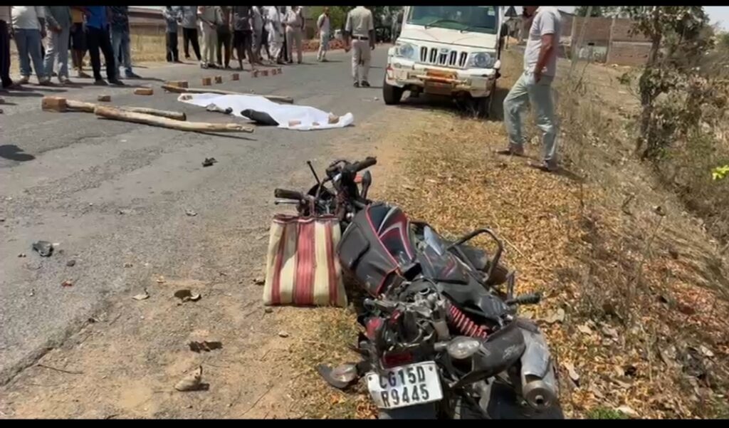 बलरामपुर : ट्रेलर और मोटरसाइकिल में भिड़ंत, युवक की माैके पर माैत, परिजनों ने किया चक्का जाम
