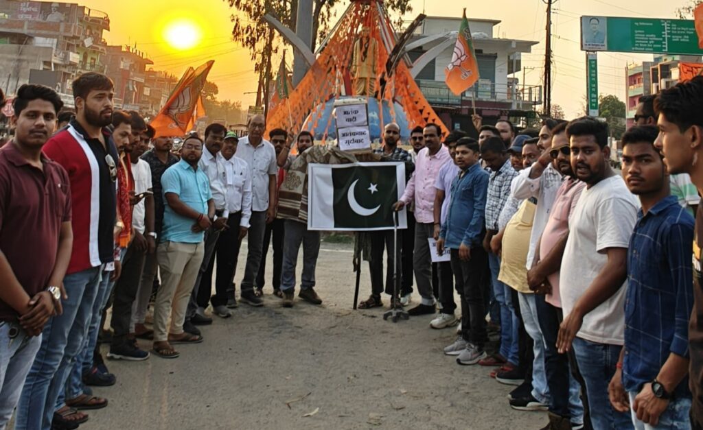 बलरामपुर : पहलगाम आतंकी हमले का विरोध, भाजयुमो ने फूंका पुतला