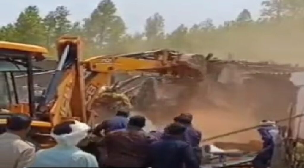 बलरामपुर : प्रशासन ने चलाया अतिक्रमण पर बुलडोजर, 51 मकानों को किया गया जमींदोज