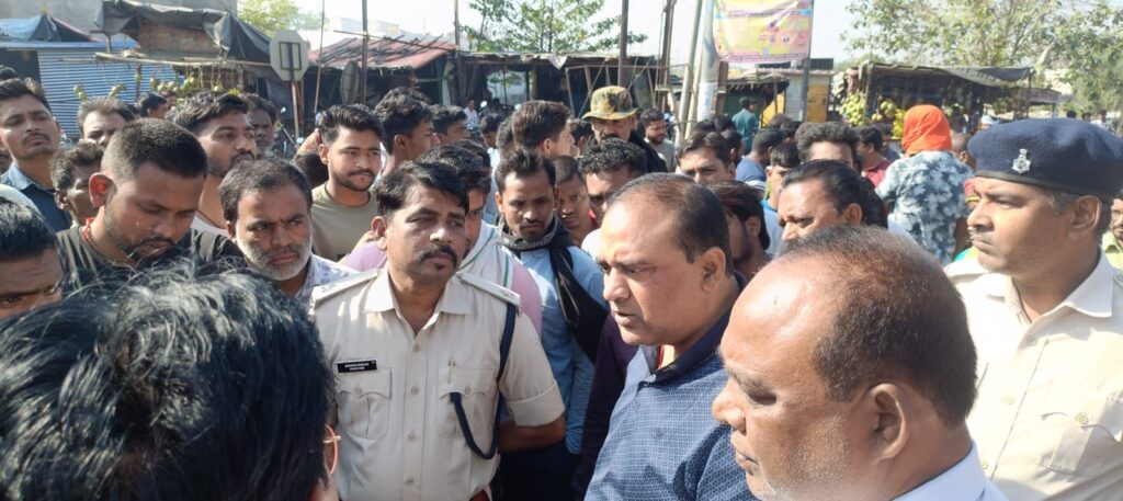 ट्रक की चपेट में आने से बाइक सवार की मौत, सड़क जाम