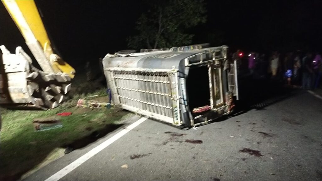 डीजे गाड़ी ने बाराती वाहन में मारी टक्कर, चार बारातियों की मौत