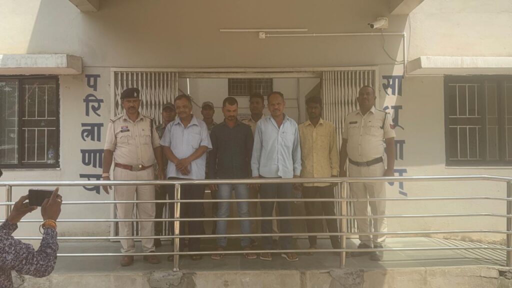 बलरामपुर : कूटरचित तरीके से पांच की जगह 32 डिसमिल जमीन रजिस्ट्री कराने के मामले में चार आरोपित गिरफ्तार