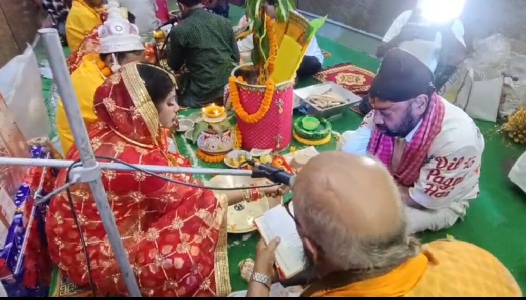 माधुरी दीक्षित के जन्मदिन पर पप्पू सरदार ने रचाई तीन बेटियों की शादी