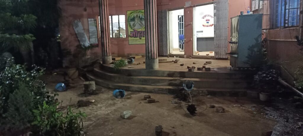 बेड़ो थाना में घुसकर बवाल, पुलिसकर्मियों के साथ धक्का-मुक्की