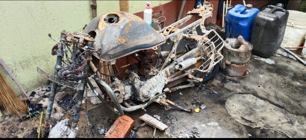 घर में संदिग्ध परिस्थितियों में लगी आग, कई सामान जलकर खाक