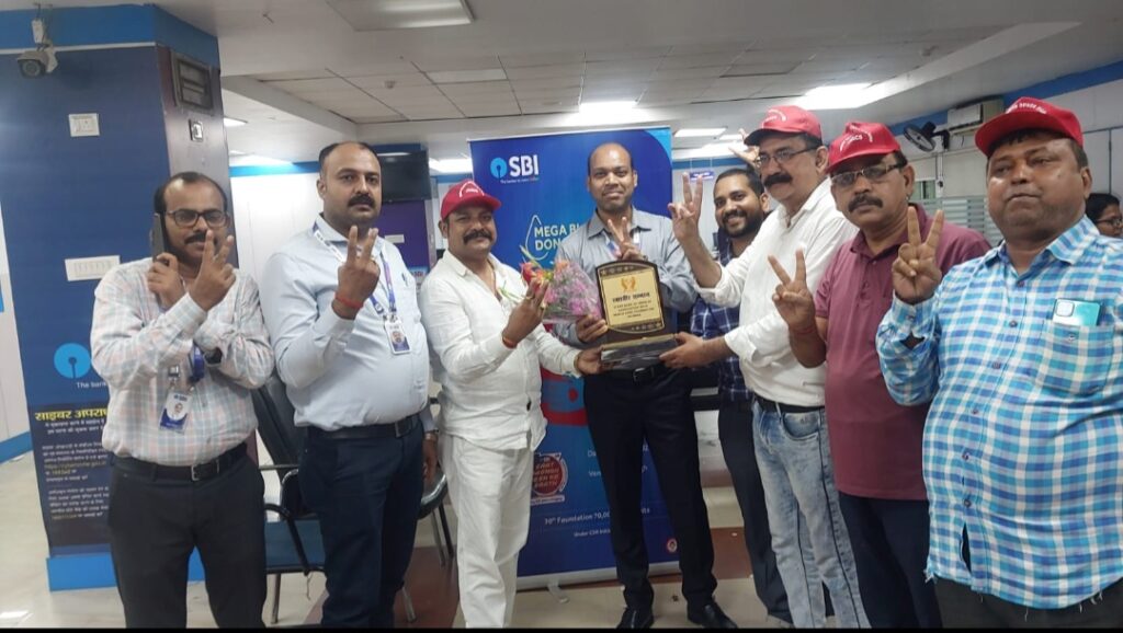 स्थापना दिवस पर एसबीआई में लगा ब्लड डोनेट कैंप, 102 यूनिट रक्तदान