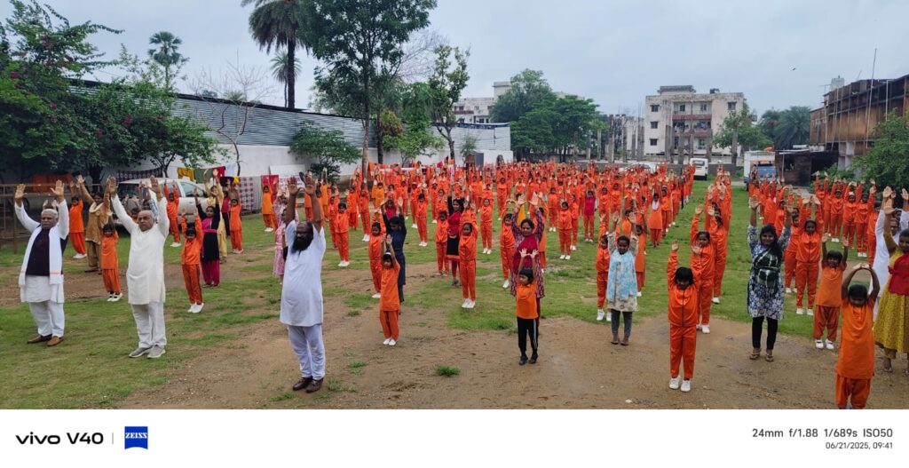 आर्ष कन्या गुरुकुल में मना अंतर्राष्ट्रीय योग दिवस, 300 विद्यार्थियों की रही भागीदारी