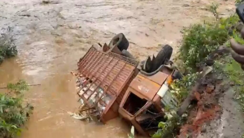 बलरामपुर : ट्रक अनियंत्रित होकर गागर नदी में जा गिरी, चालक ने कूदकर बचाई जान