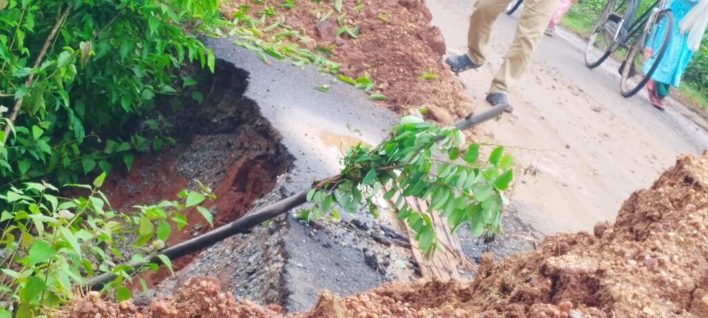 बद से बदतर हो गई हैं खूंटी से तोरपा जानेवाली सभी सड़कें