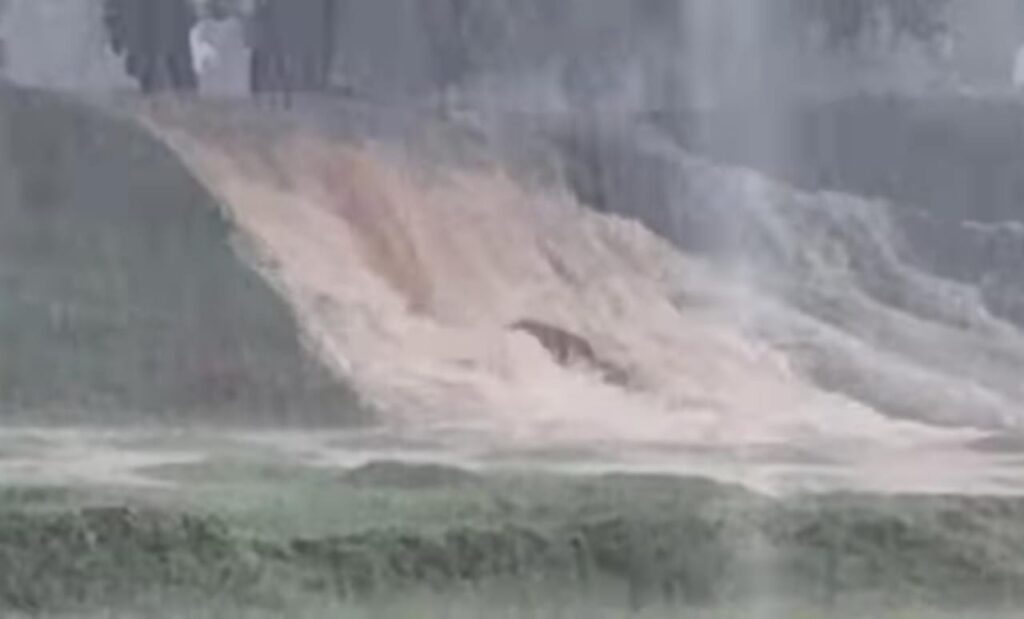 भारी बारिश से टूटा आहार का तटबंध, प्रखंड कार्यालय में घुसा पानी