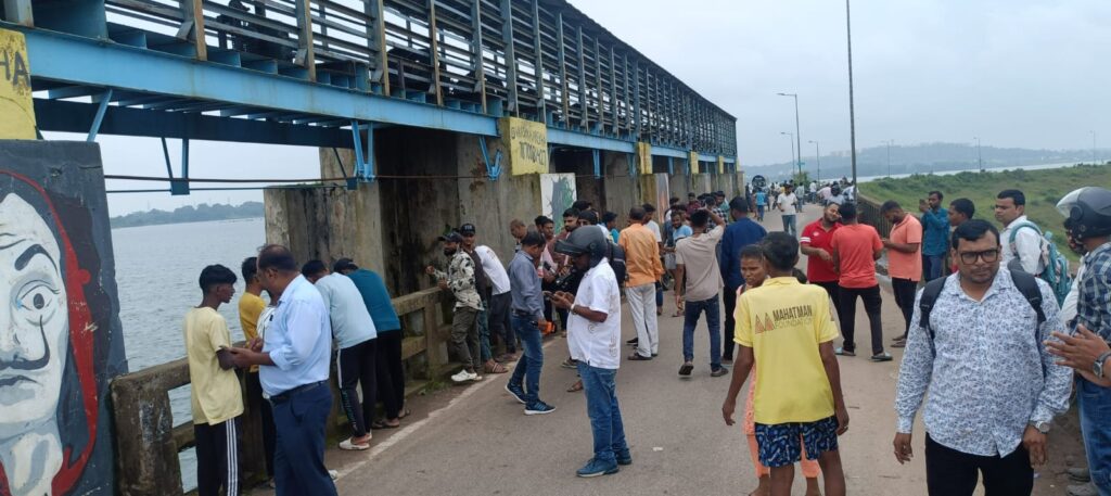 विभाग के लाख प्रयास के बाद भी नहीं खुला हटिया डैम का फाटक