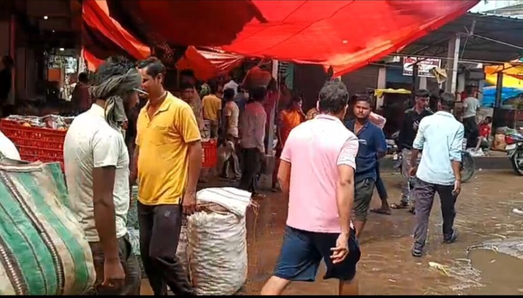 बलरामपुर : लगातार हो रही बारिश से सब्जियों के बढ़े दाम, आम जनता परेशान