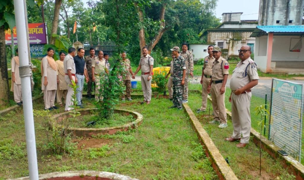 रामानुजगंज थाना परिसर में हरेली तिहार पर वृक्षारोपण कर पर्यावरण को हरा भरा बनाए रखने का दिया गया संदेश
