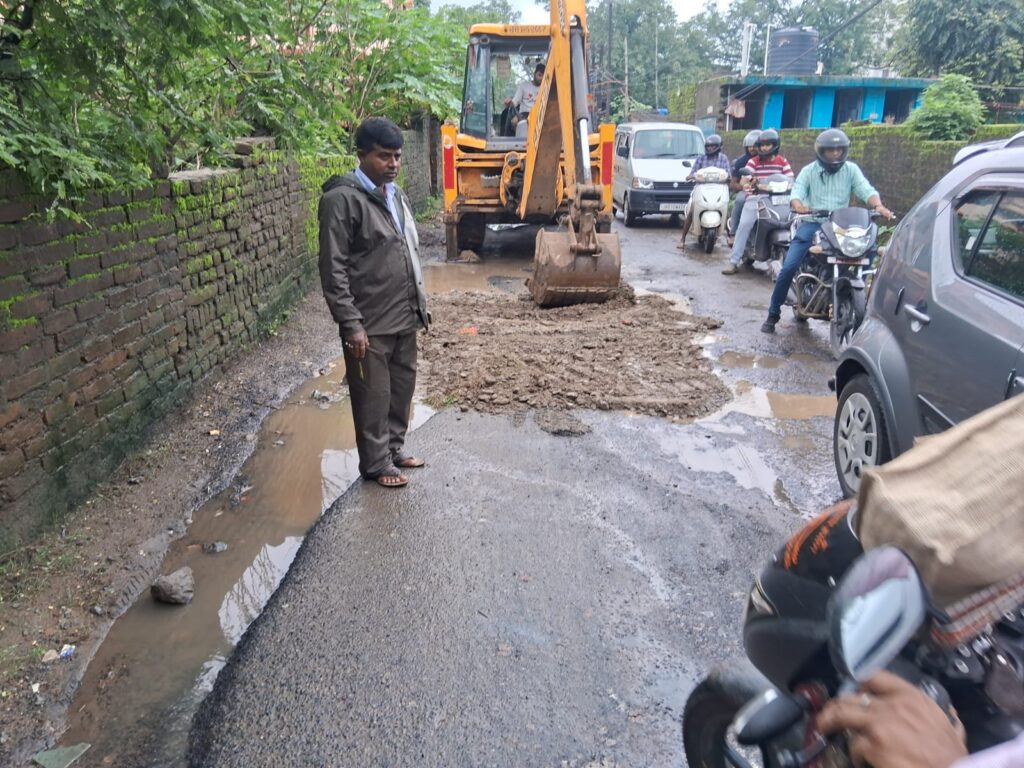 क्षतिग्रस्त हुए कोकर-रिम्स रोड के मरम्मत का कार्य आठ से होगा शुरू
