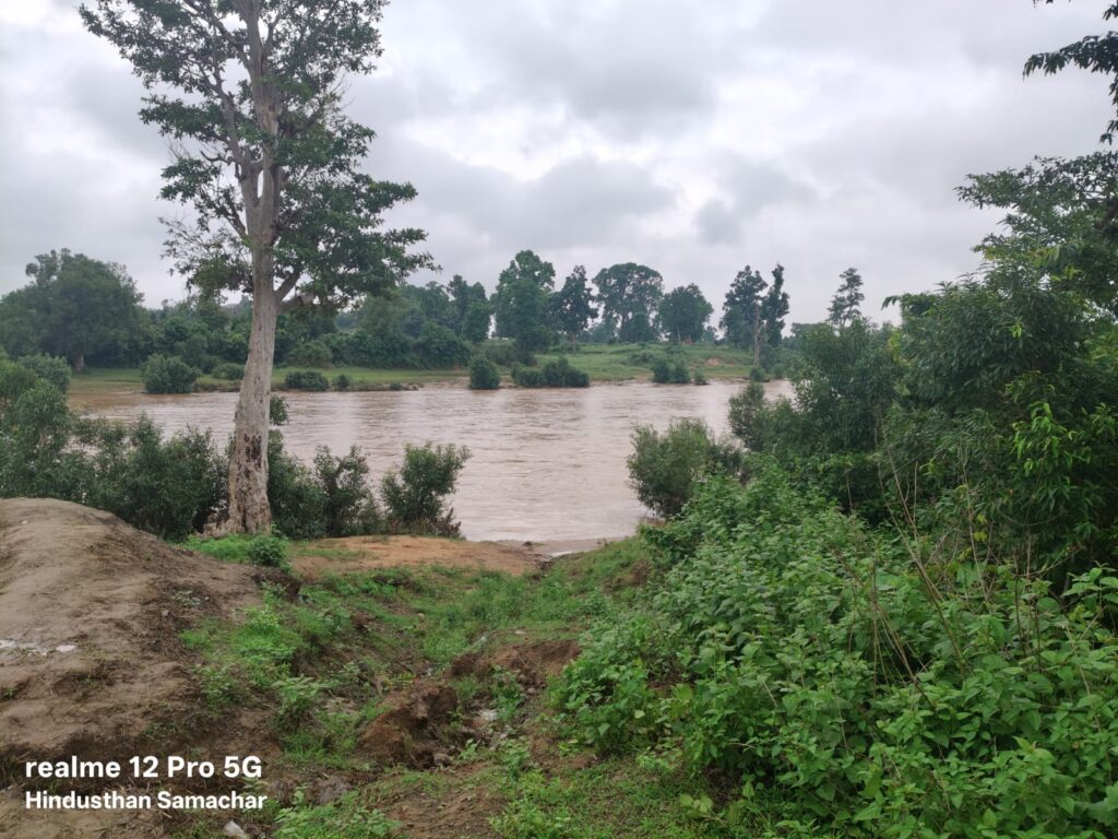 बलरामपुर : 48 घंटे बाद भी नहीं मिला नदी में बहे ग्रामीण का कोई सुराग, राहत और बचाव कार्य आज भी जारी