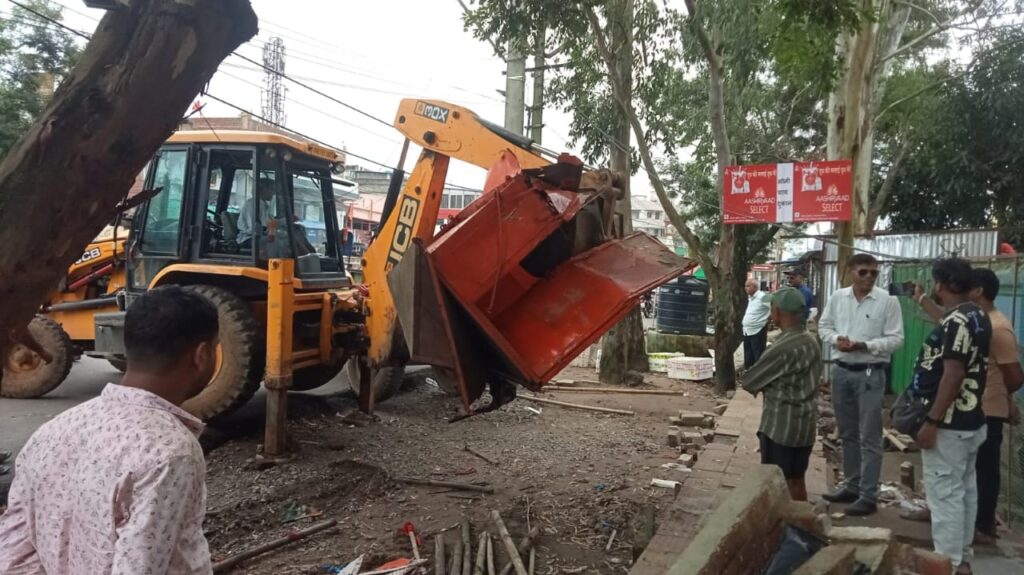 निगम ने लोआडीह चौक के पास चलाया अतिक्रमण हटाओ अभियान